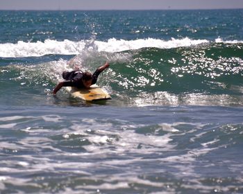 Waves splashing in sea