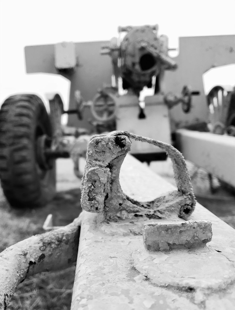 CLOSE-UP OF OLD RUSTY MACHINE