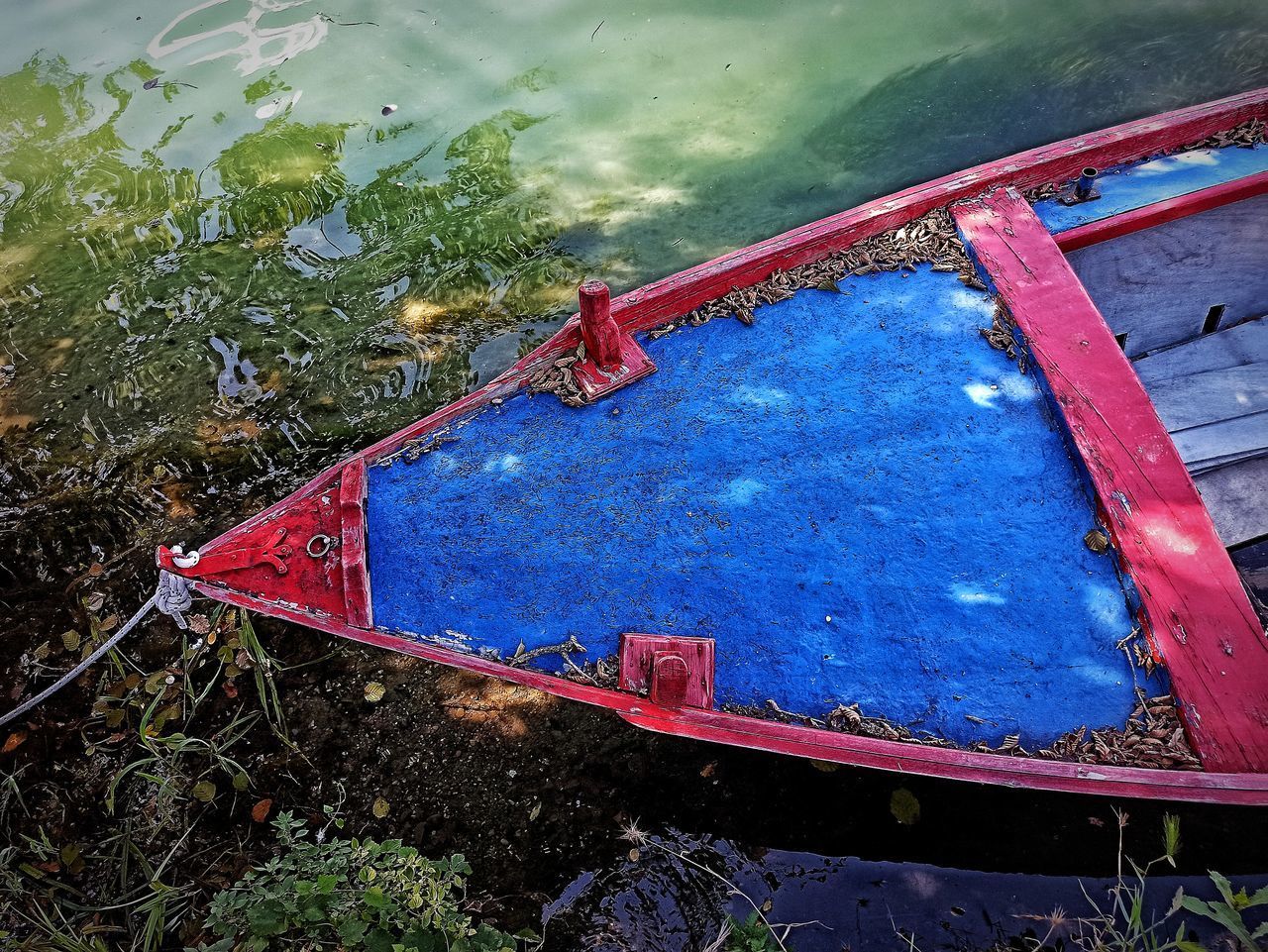 HIGH ANGLE VIEW OF ABANDONED BOAT MOORED AT LAKE