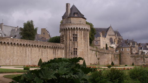 Scenic view of fort wall against cloudy sky