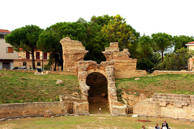 Old ruin building against sky