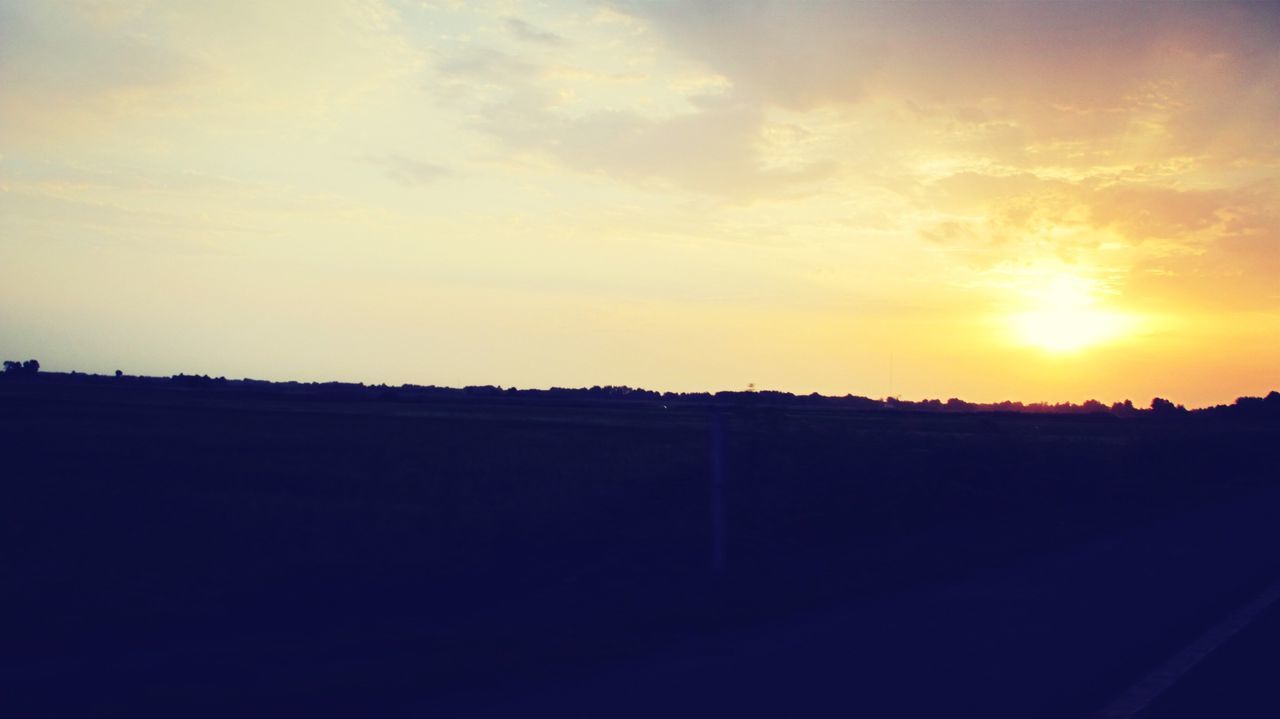 sunset, silhouette, sky, sun, scenics, tranquil scene, tranquility, orange color, beauty in nature, nature, landscape, sunlight, dark, idyllic, cloud - sky, copy space, outdoors, no people, cloud, sunbeam