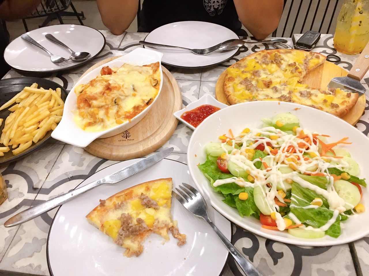 HIGH ANGLE VIEW OF FOOD SERVED IN PLATE