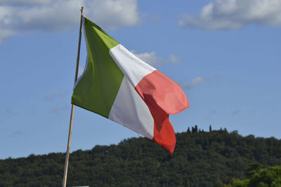 The flag from italy outside on a boat