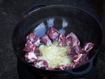 To roasted onions in cauldron are added pieces of lamb, which are roasted to obtain a golden crust. 