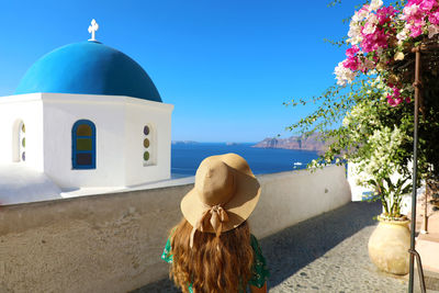 Woman in oía, greece