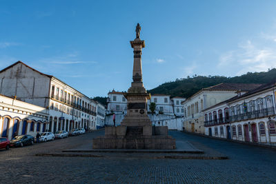 Statue of historic building against sky in city