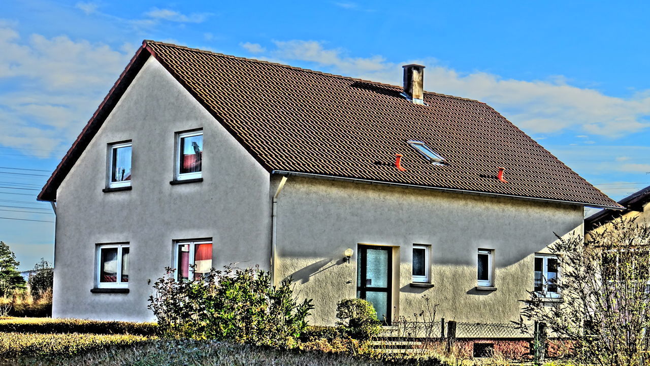 LOW ANGLE VIEW OF HOUSE AGAINST SKY