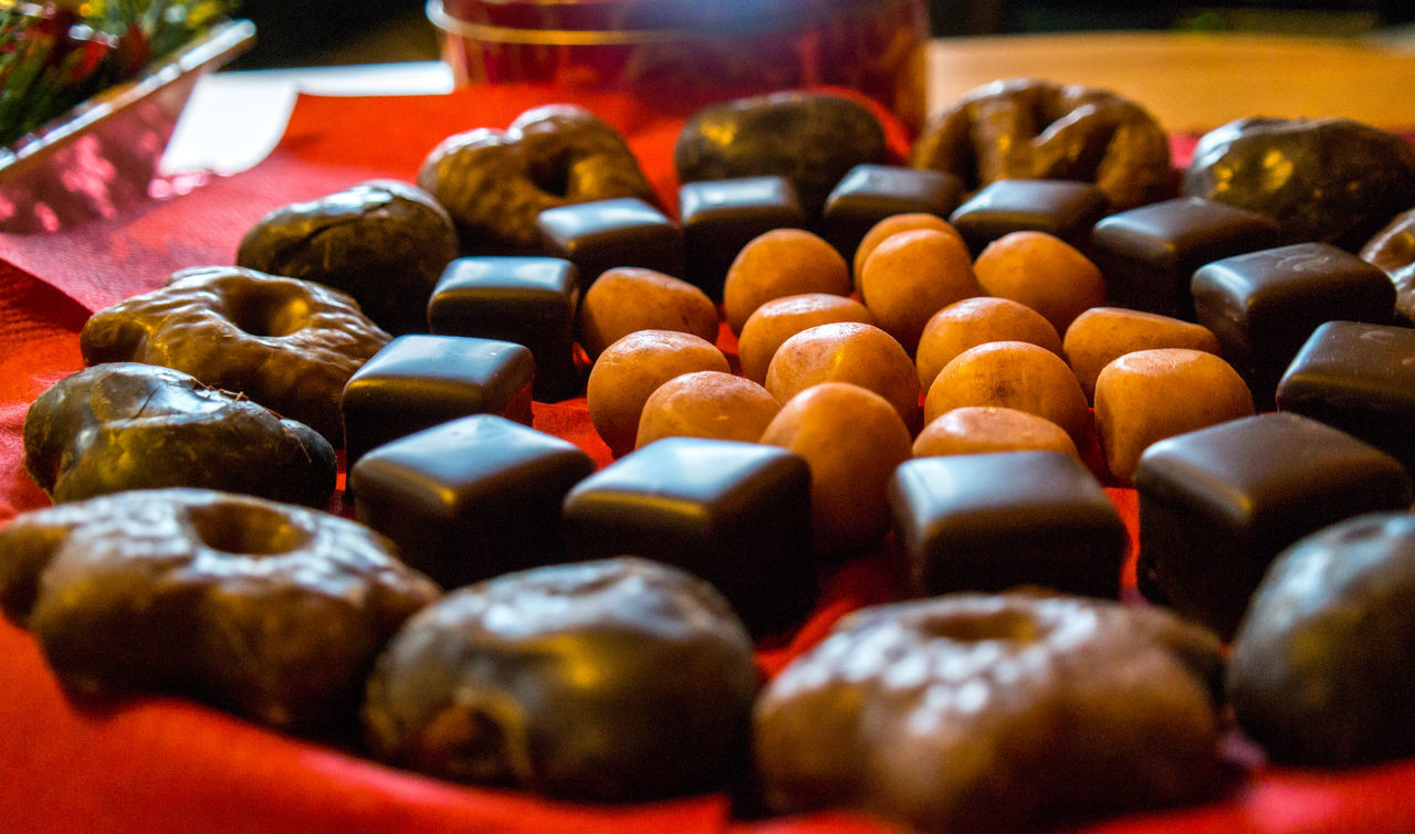 CLOSE-UP OF COOKIES