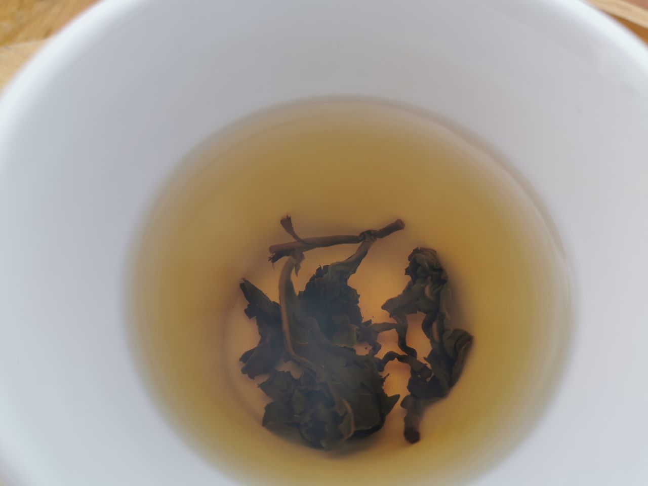 HIGH ANGLE VIEW OF TEA ON TABLE