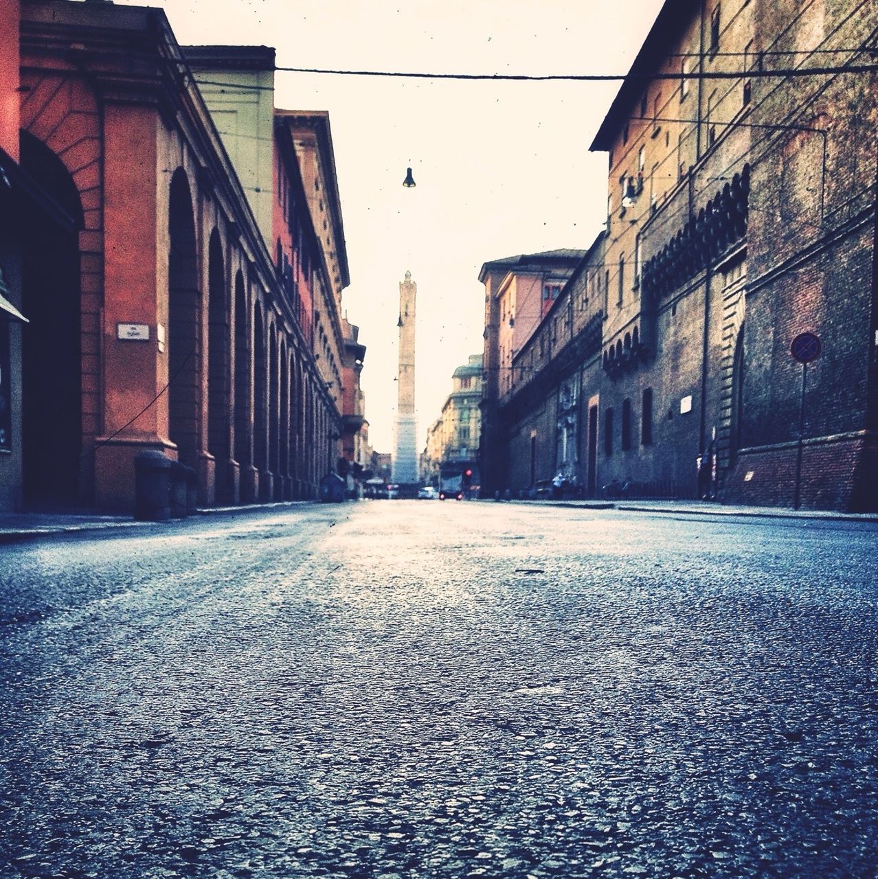 architecture, building exterior, built structure, the way forward, street, diminishing perspective, building, city, cobblestone, residential structure, residential building, road, surface level, transportation, alley, vanishing point, clear sky, narrow, empty, long