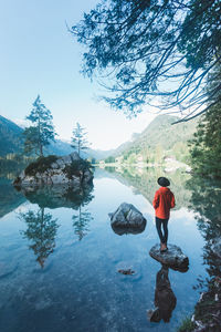 Hiker with hat a looking at mountain view near famous lake. beautiful reflection and scenic view