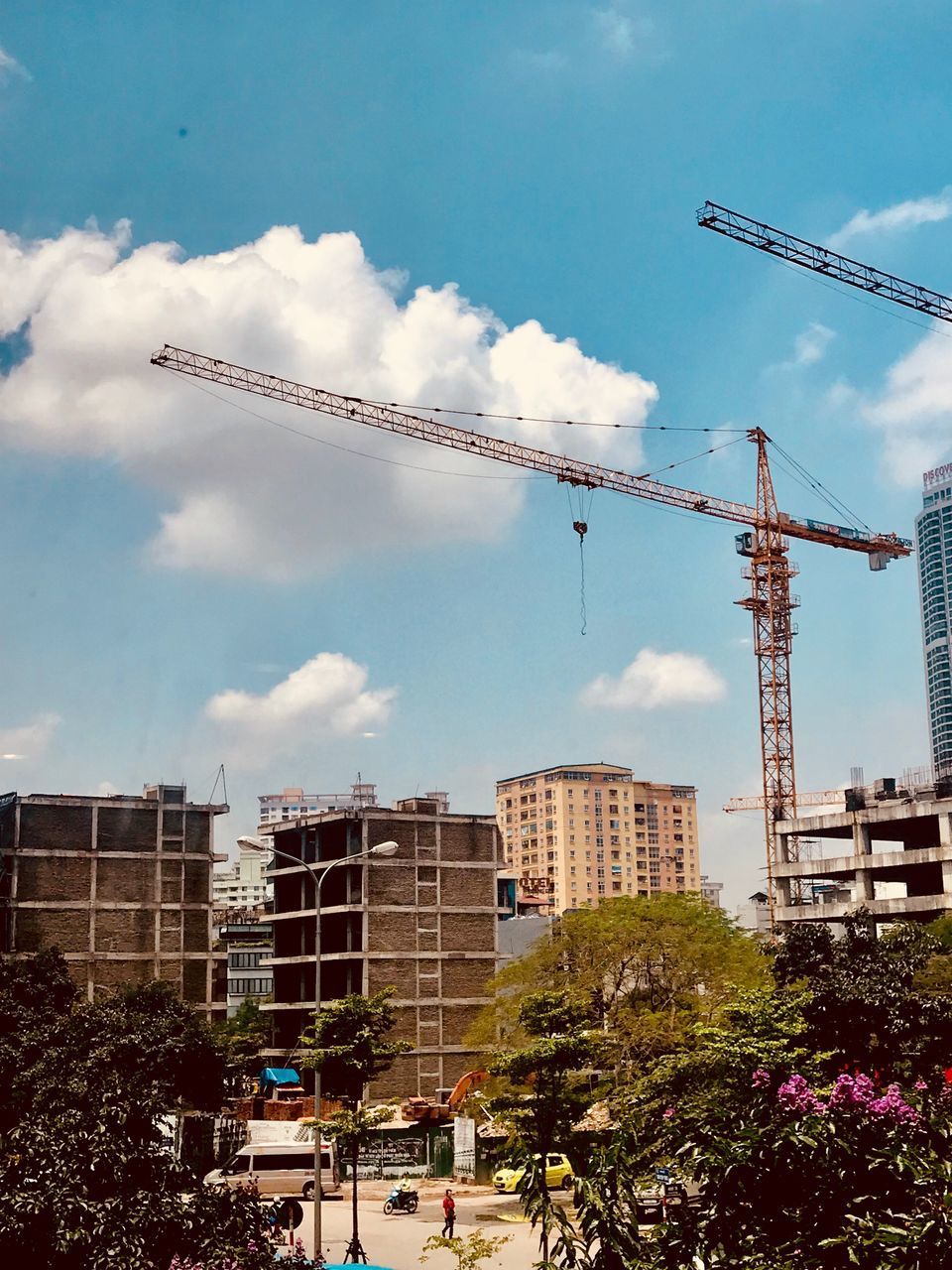 VIEW OF CRANE AND BUILDINGS IN CITY