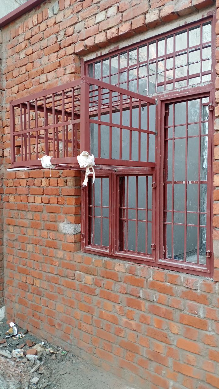 LOW ANGLE VIEW OF WINDOW ON WALL