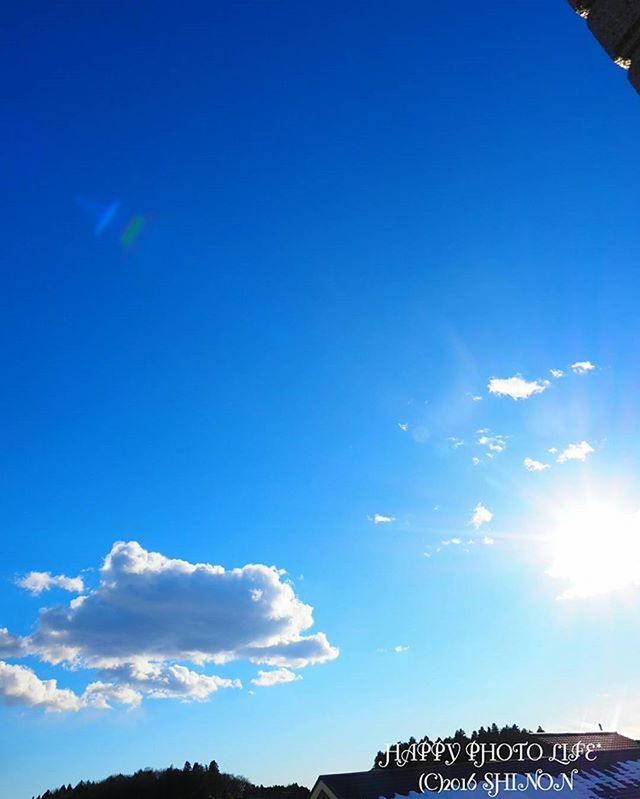 blue, low angle view, sky, built structure, sunlight, architecture, cloud - sky, cloud, outdoors, sun, day, nature, sunny, no people, sunbeam, beauty in nature, copy space, tranquility, building exterior, clear sky