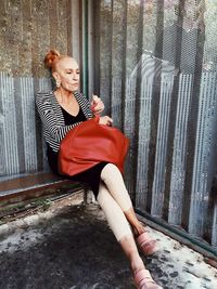 Portrait of young woman sitting on floor