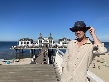 A man in a hat on the pier in sellin
