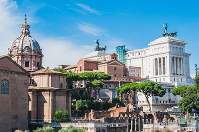 Statue of historic building against sky in city