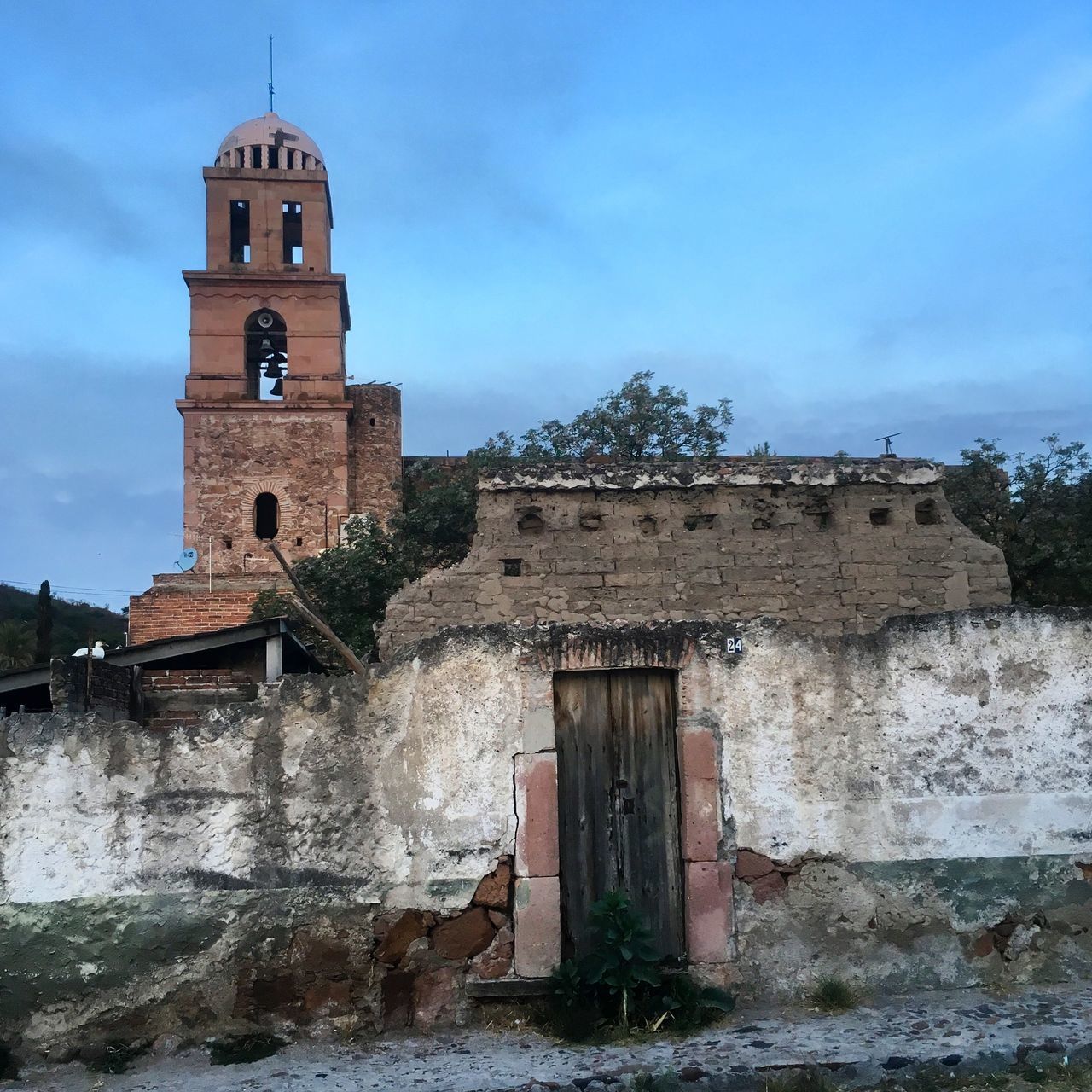 VIEW OF OLD BUILDING AGAINST SKY