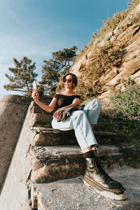 Full length of woman sitting on steps