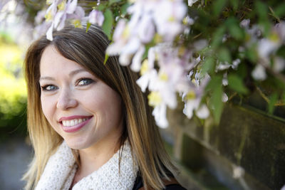 Portrait of a smiling young woman outdoors