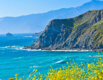 Gorgeous pacific coast highway 1 along big sur california  dramatic sea cliffs meet  turquoise ocean