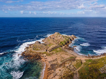 El castro de baroña está situado en la parroquia de baroña, municipio de puerto del son