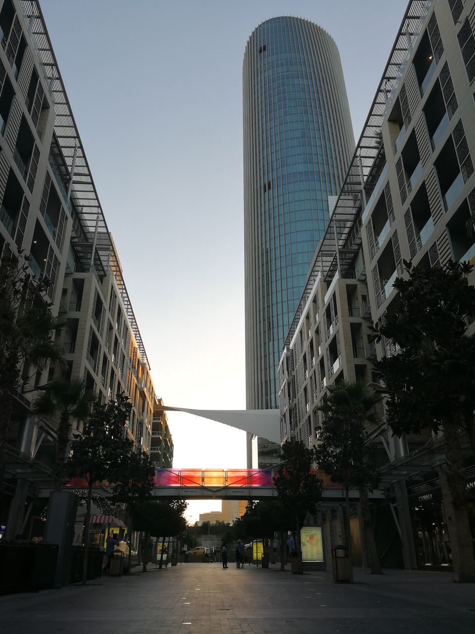 LOW ANGLE VIEW OF BUILDINGS AGAINST SKY