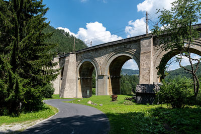 Arch bridge against sky