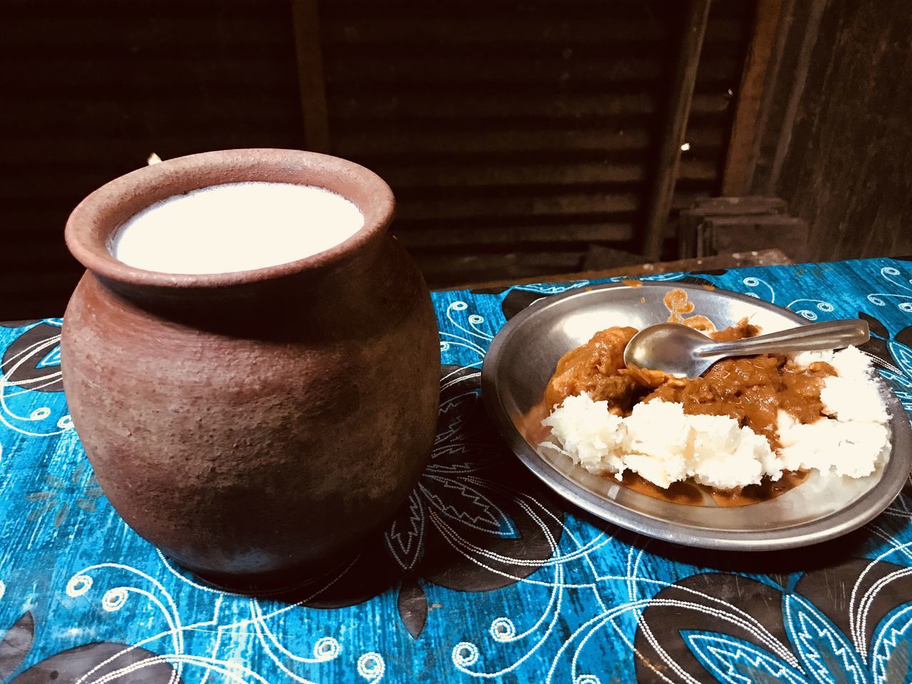 HIGH ANGLE VIEW OF COFFEE AND CUP ON TABLE