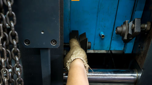 A worker is setting up a steel mold on the injection molding machine.