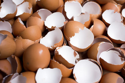 Background of many eggshells on the wooden table