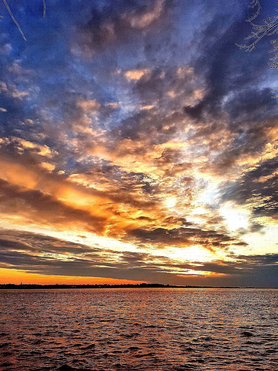 SCENIC VIEW OF DRAMATIC SKY OVER SEA