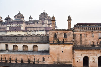 Beautiful view of orchha palace fort, raja mahal and chaturbhuj temple from jahangir mahal, orchha