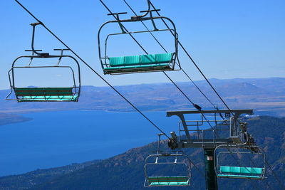 The chairlift for cerro catedral, is a particular type of ski lift, very similar to a cableway,