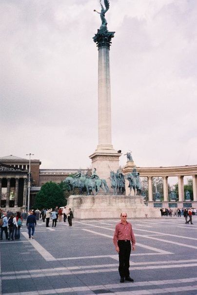 architecture, famous place, tourism, built structure, travel destinations, international landmark, tourist, person, travel, building exterior, history, large group of people, men, lifestyles, capital cities, sky, architectural column, leisure activity, walking