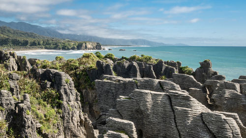 Unusual rock formations on oceans coast   punakaiki pancake rocks, west coast, new zealand