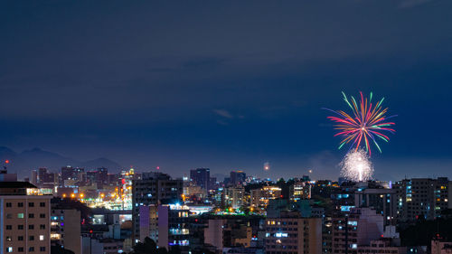 Images with new year's, réveillon, fireworks exploding in the sky in niterói, rio de janeiro, brazil