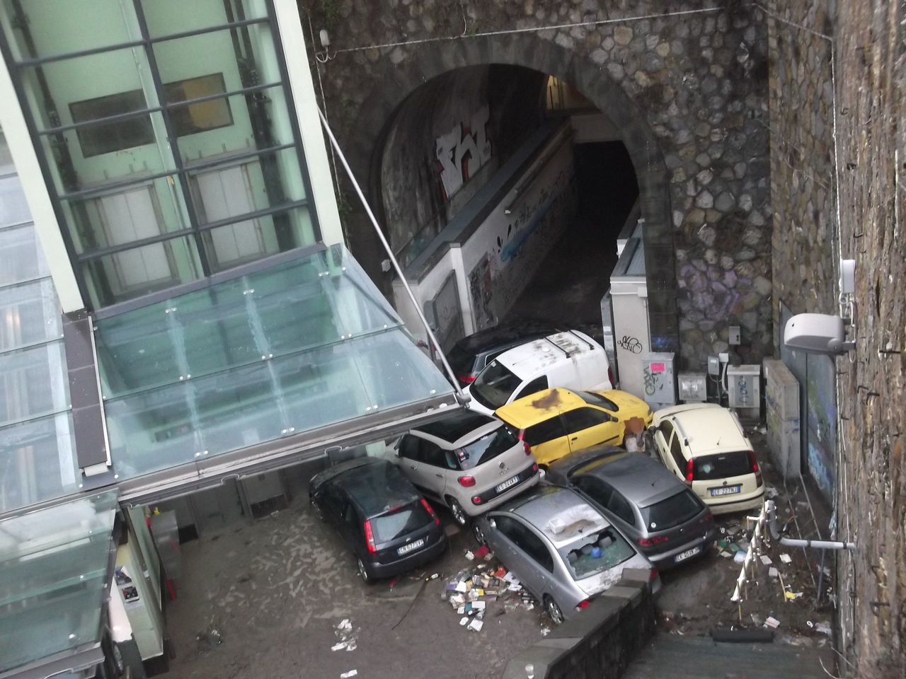 HIGH ANGLE VIEW OF CARS ON STREET AMIDST BUILDINGS