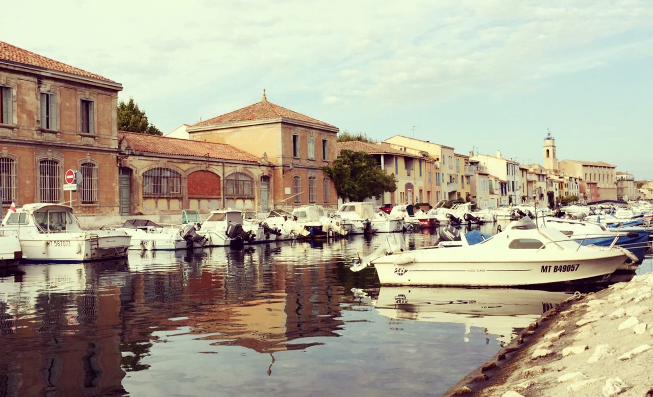 building exterior, architecture, built structure, water, nautical vessel, large group of people, sky, transportation, men, mode of transport, person, moored, boat, city, canal, travel, city life, lifestyles, tourism