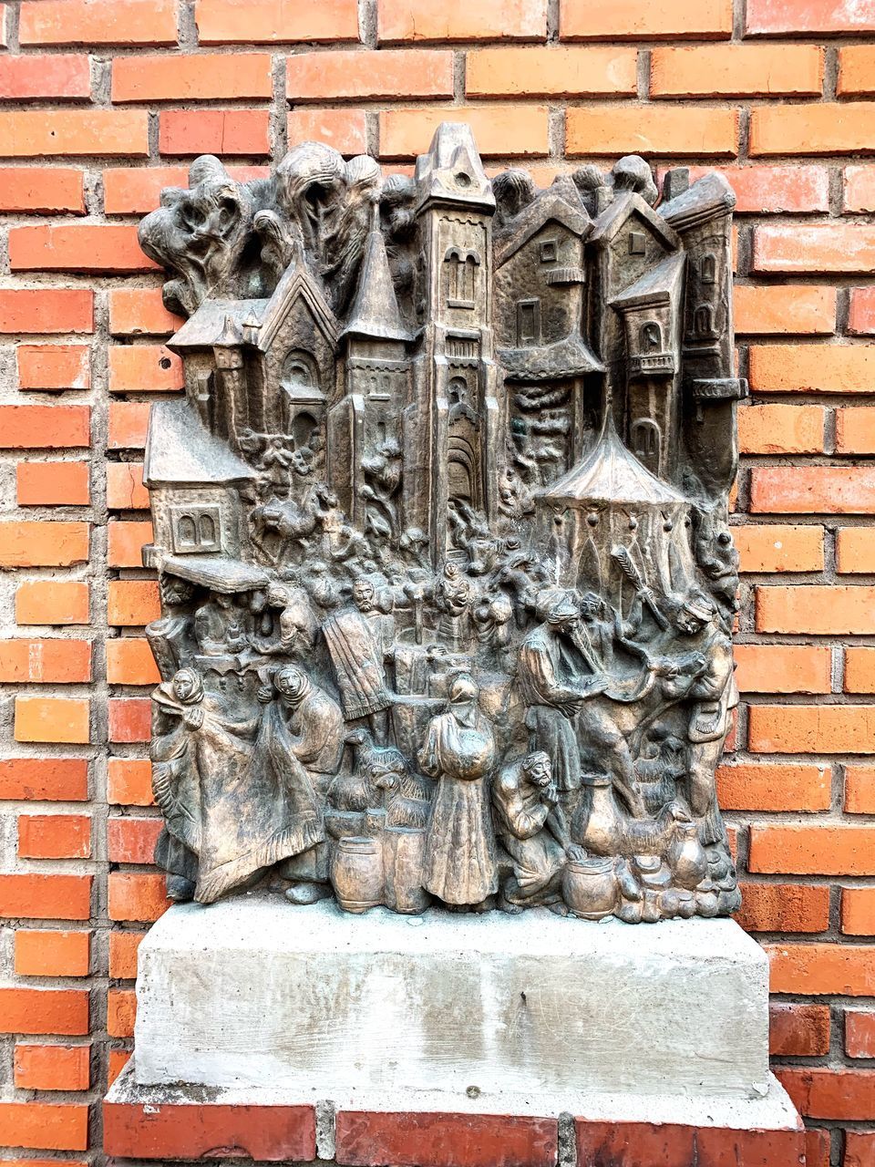 CLOSE-UP OF STATUES ON WALL