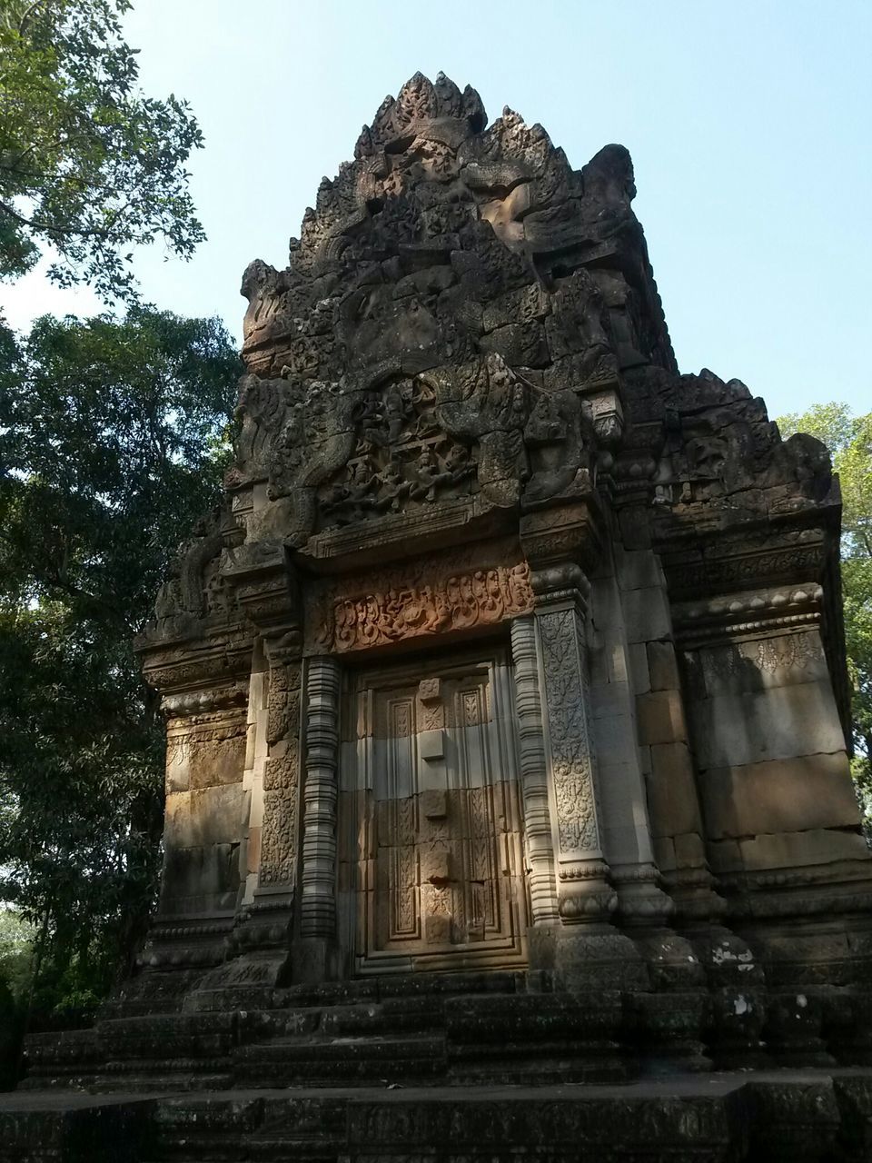 LOW ANGLE VIEW OF HISTORICAL BUILDING