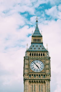 Big ben against cloudy sky