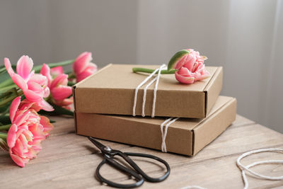 Kraft gift boxes decorated with flowers. gift wrapping idea