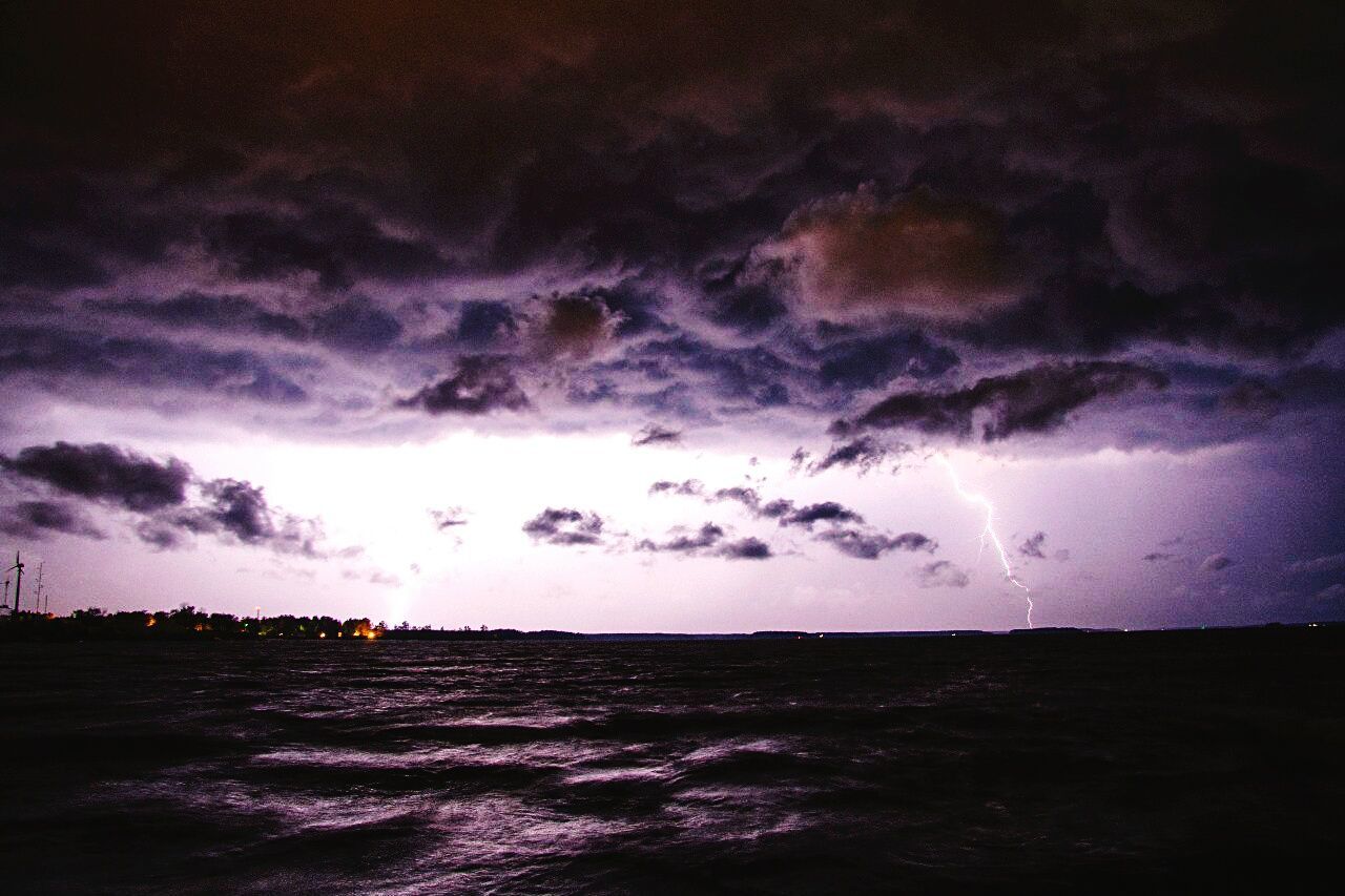 sky, scenics, sea, cloud - sky, beauty in nature, tranquil scene, water, tranquility, cloudy, nature, sunset, horizon over water, idyllic, storm cloud, weather, dramatic sky, waterfront, overcast, cloud, dusk