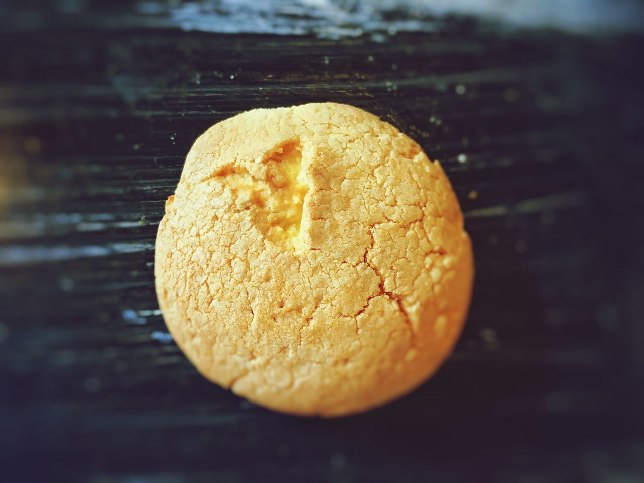 HIGH ANGLE VIEW OF COOKIES IN PLATE ON TABLE