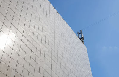 The exterior wall of a modern commercial-style building, paneled with tiles, on the roof modern 