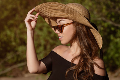 Close-up portrait of a woman wearing a sun hat