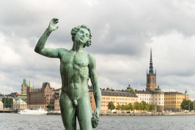 Carl eldh's bronze sculpture "sången" ("the song") at stadshuset