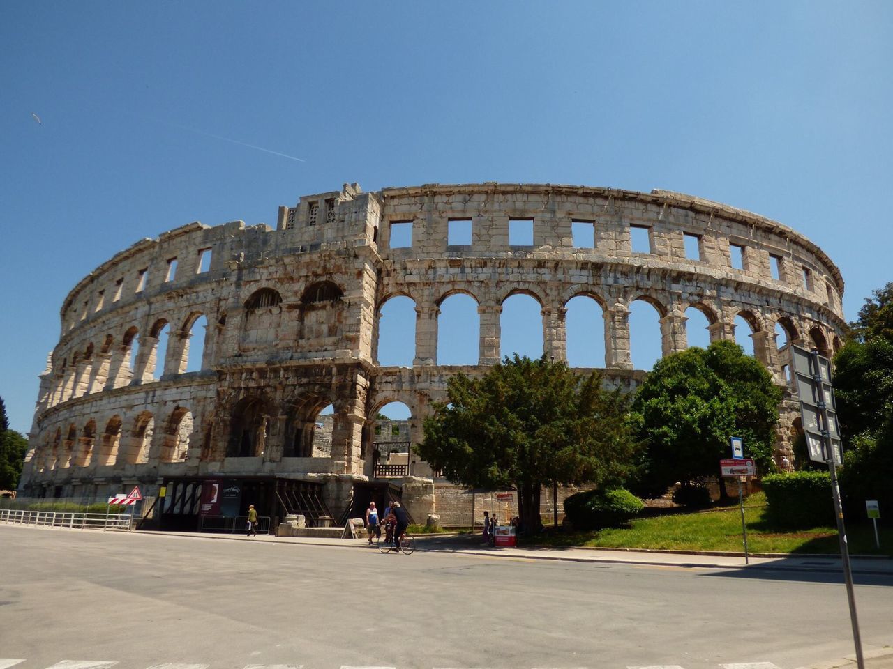 architecture, built structure, building exterior, arch, history, travel destinations, famous place, tourism, travel, clear sky, international landmark, ancient, coliseum, the past, tourist, culture, old ruin, large group of people, old